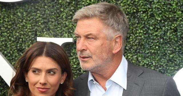 Alec Baldwin oficiálně obviněn z úmrtí kameramanky. Jaký trest mu hrozí?