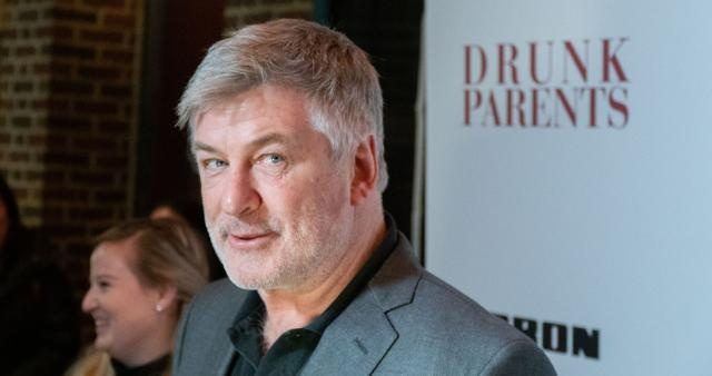 Alec Baldwin nevkusně vtipkoval na Instagramu a „sexualizoval své vlastní dítě“, čímž si fanoušky pěkně naštval a sklidil nemalou vlnu kritiky