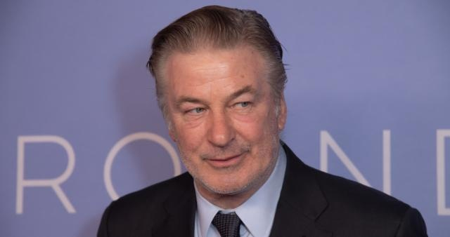 Alec Baldwin nebude obviněn z neúmyslného zabití kameramanky při natáčení westernu Rust. Jak se to stalo?