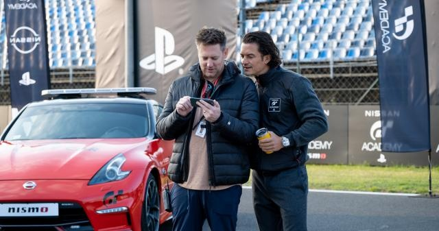 Filmová adaptace populární závodní hry Gran Turismo má venku svůj první trailer.