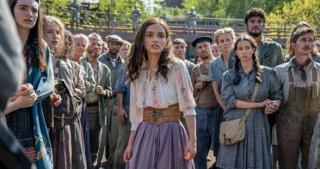 Drastické scény krutého zabíjení v dalším dílu dystopického filmového seriálu Hunger Games: Balada o ptácích a hadech. Drsné reality show o boji na život a na smrt.