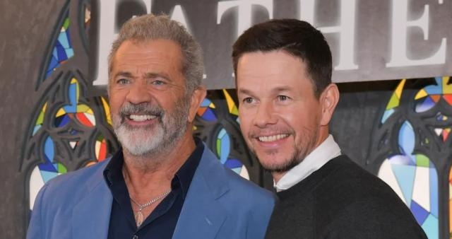 Mel Gibson se po osmi letech vrací do režisérského křesla s thrillerem Flight Risk s Markem Wahlbergem