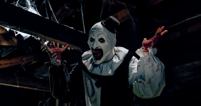 První záběry z vánočního masakru Klauna Arta ve filmu Terrifier 3