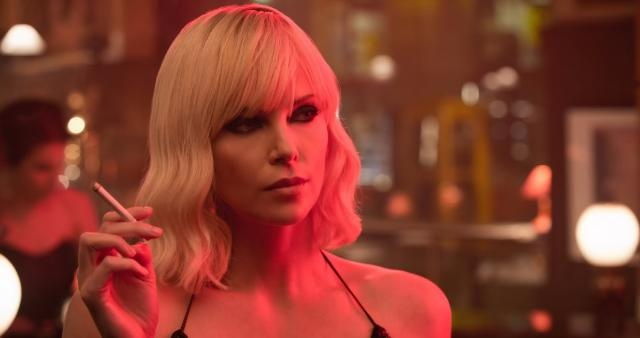 Akční film s Charlize Theron, kde dělala kaskadérské kousky sama, chystá pokračování