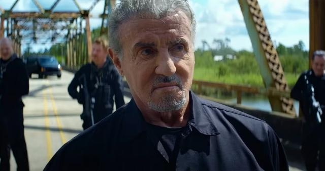 Sylvester Stallone vede odvážnou loupež v novém traileru k filmu Armor